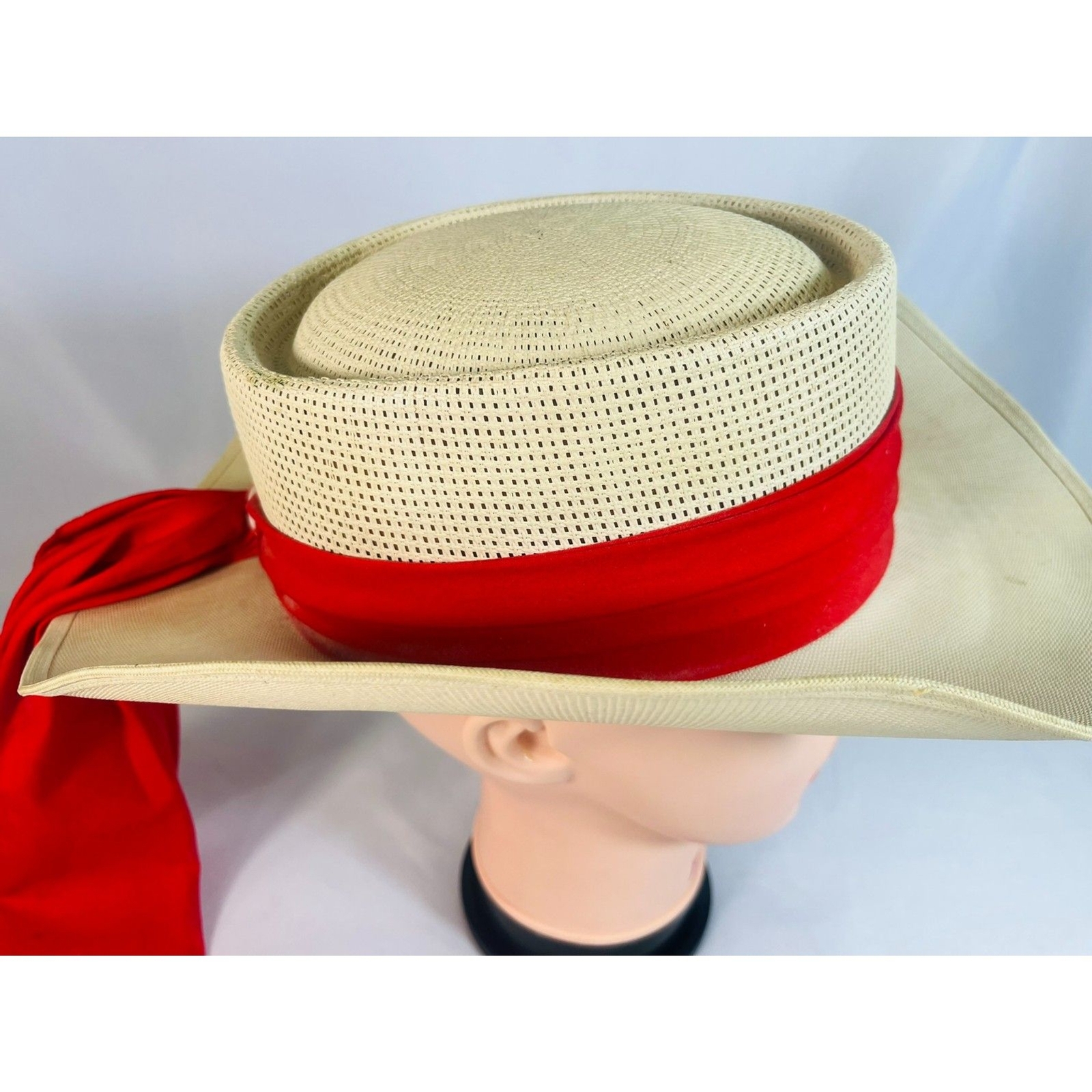 PONY Cappello vintage "La coda di cavallo" rivestito in paglia nastro rosso grande