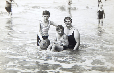 1930s FAMILY IN THE SEA ON THE BEACH RPPC POSTCARD UNPOSTED NETHERLANDS SCHUMANN