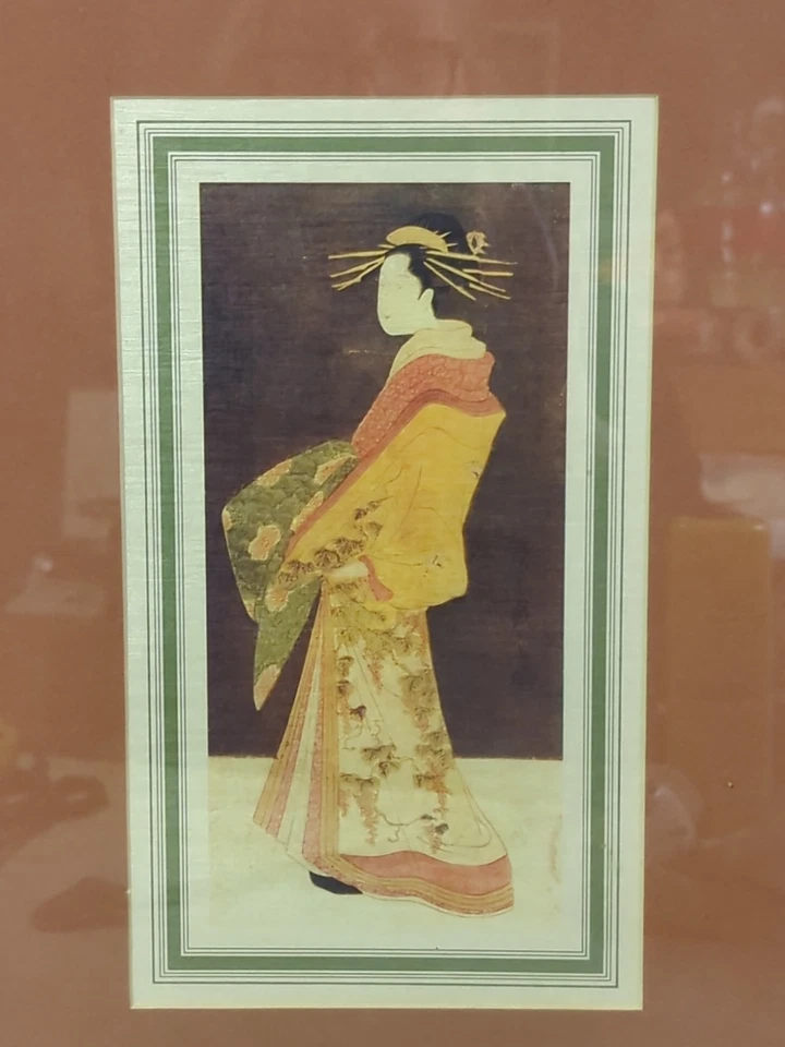 2 fotos vintage de garotas gueixas de meados do século emolduradas em xilogravuras japonesas em seda - Imagem 3 de 4