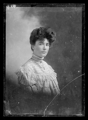 Photo:Portrait of Unidentified Woman Edwardian Era Studio Photograph