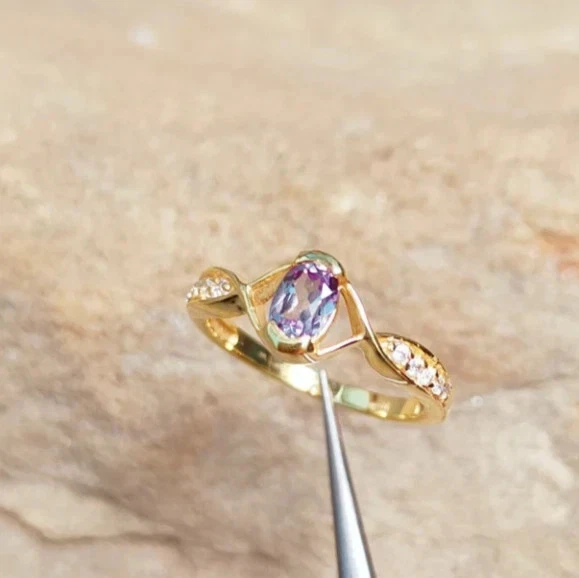 Anillo de boda de alejandrita de corte ovalado de 2,25 quilates de oro amarillo macizo de 14 quilates Foto 4 de 4