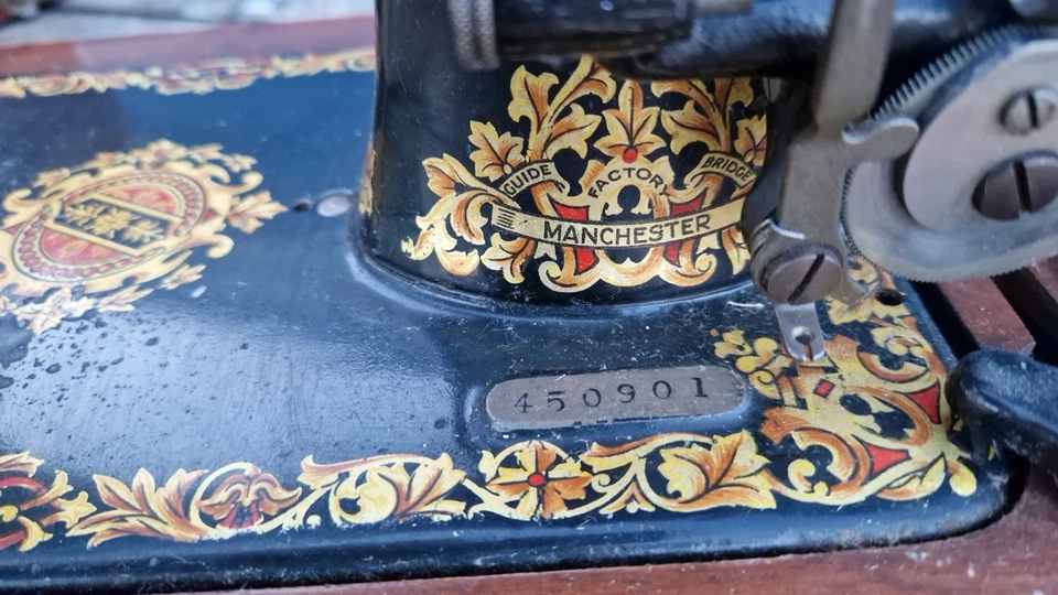 Vintage JONES FAMILY CS Vintage Manual Sewing Machine with carrying case and key - Image 3 of 4