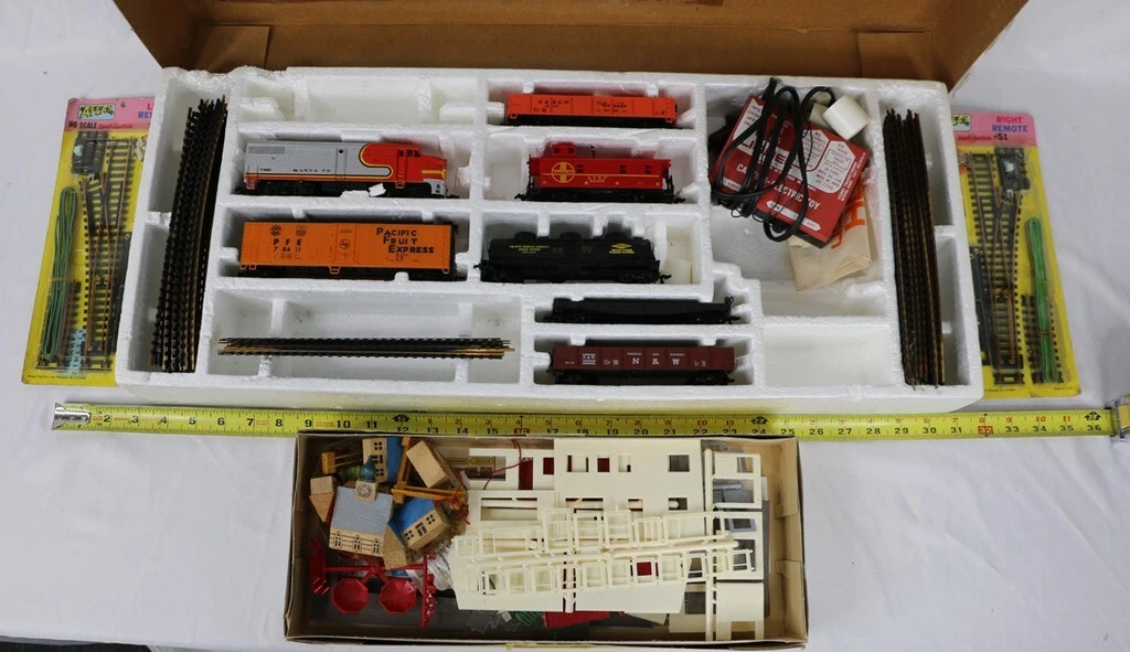 Vintage 1970s Lionel HO Electric Rrain Set Santa Fe Railroad