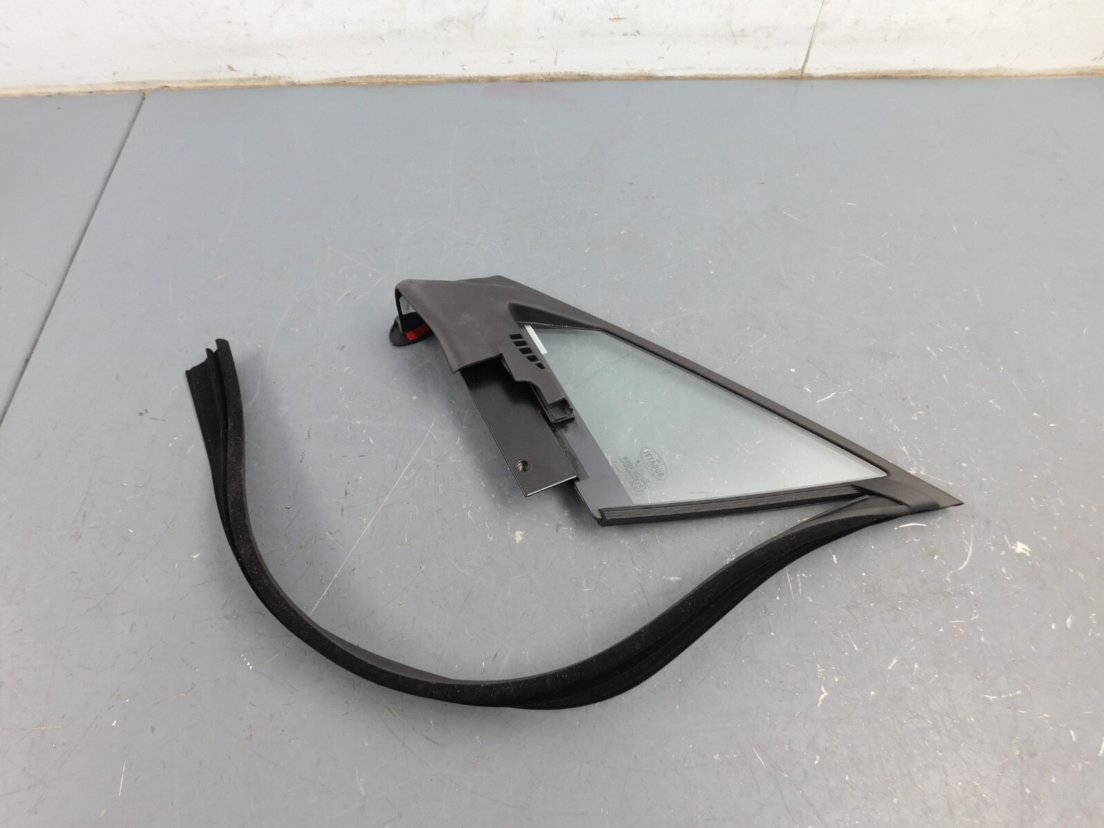 Bugatti Veyron Right Front Triangle Quarter Glass #0007 Q8-2