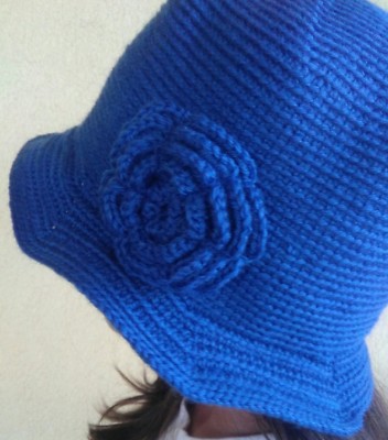 CAPPELLO DONNA MODELLO CLOCHE IN LANA BLU COBALTO LAVORATO A MANO  ALL'UNCINETTO | eBay