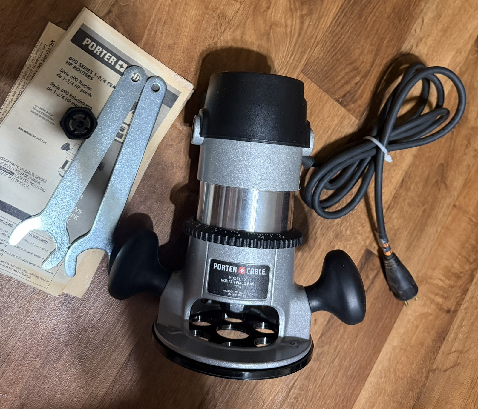 Porter Cable 690LR Heavy Duty Router w/Model 1001 Type 8 Bas