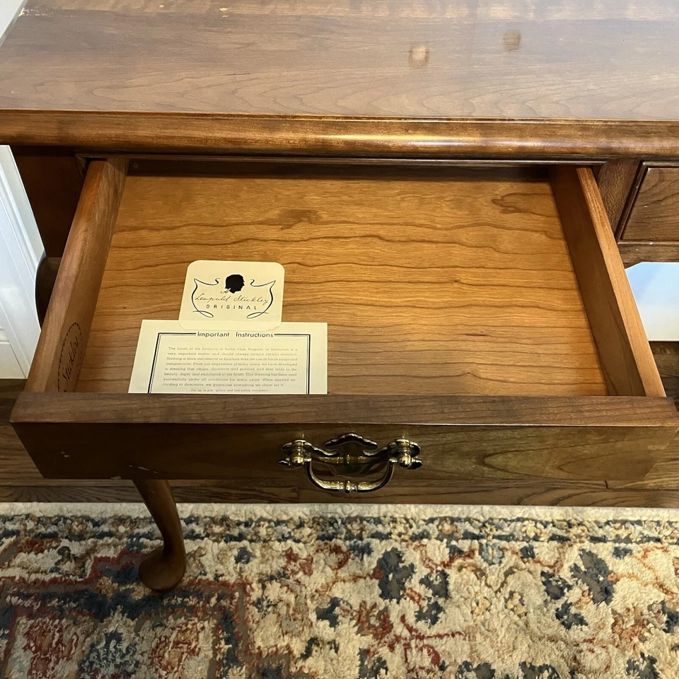 "Sofá Leopold Stickley Cherry 1986 de colección consola mesa de entrada 2 cajones 38"" de ancho x 15"" de profundidad" Foto 4 de 4