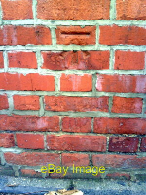 Foto 6x4 Benchmark an Wand vor St Josephs Parish Centre, Cookham Roa c2010