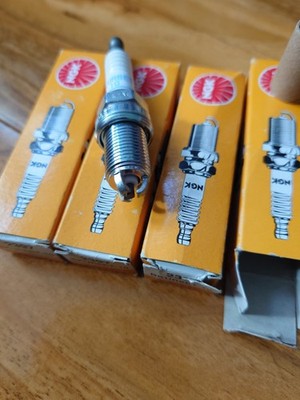 4x NGK Zündkerzen BKUR6ET-10 2397 - Für Audi A4, Mercedes, Seat, Skoda, VW
