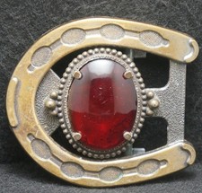 XB25146 GREAT VINTAGE 1970s  HORSESHOE  RED STONE  UNISEX FASHION BELT BUCKLE