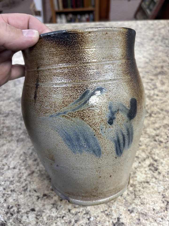 Antigua vasija de gres de 1 galón decorada con esmalte de sal de cobalto. 8x6x6. Aproximadamente. Foto 3 de 4