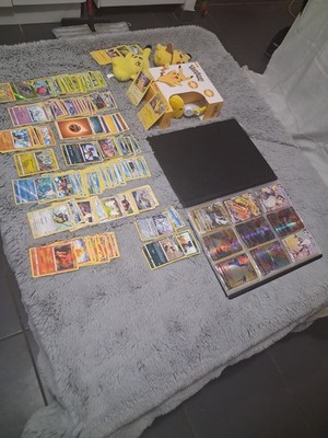 Pokemon Set Kartenheft + Karte + 2 Pikachu Plüschtiere + 1 Kopfhörer
