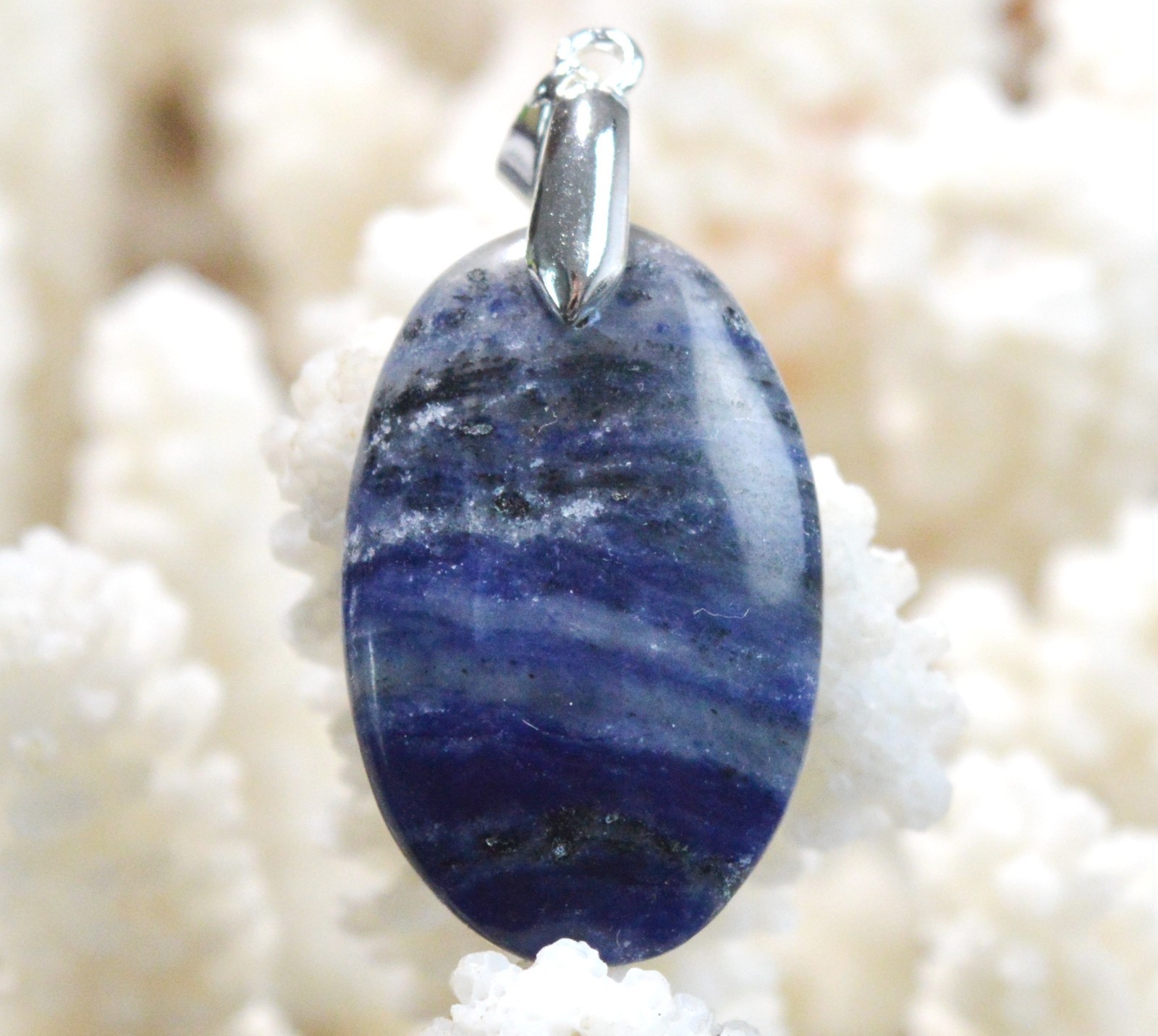Pendentif sodalite de Namibie 30 carats : sublimez vos tenues ternes avec un cabochon naturel