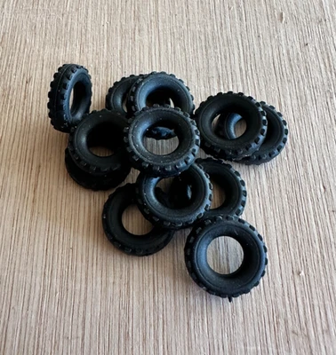Lot de 12 pneus (bande carrée) pour véhicules France Jouets type Jeep, GMC, etc - Photo 1/3
