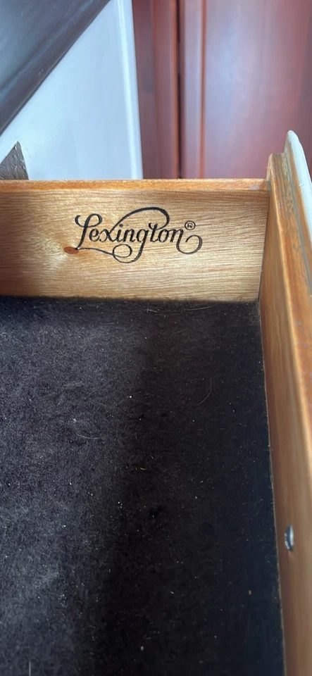 Elegant Simple Lexington Side Board Made Of Pine In Excellent Condition. - Image 3 of 4