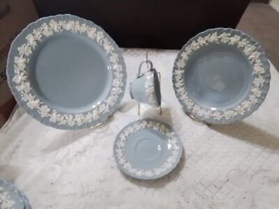 Wedgwood Embossed Queensware Cream Shell Edge on Lavender  4 Piece Place Setting