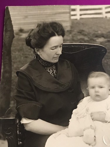 VINTAGE AZO foto reale CARTOLINA signora con giovane bionda bambino abito battesimo - Foto 3 di 5