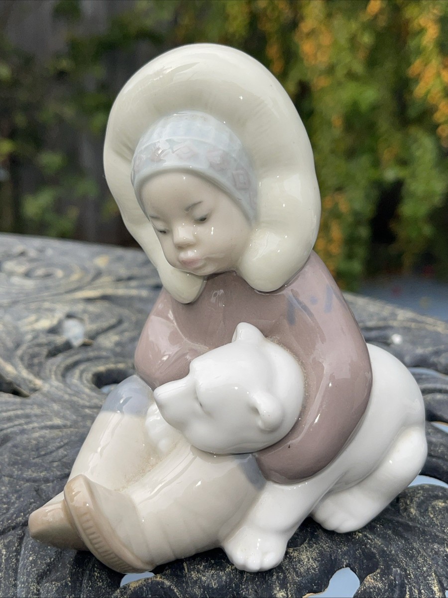 リアドロ　子熊とエスキモー　ESKIMO BOY WITH PET Lladro Figurine Eskimo Boy with Polar Bear Cub #1195 Retired Mint