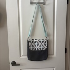 Thirty One crossover bag With Adjustable Strap, Magnetic Close, Navy And Aqua