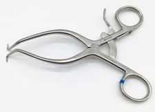 V. Mueller OS 5532 Mini Weitlaner Retractor 2 x 3 Sharp Prong