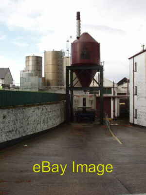 Foto 6x4 alte Bushmills Destillerie Lagerpanzer vom Weg gesehen bis um 2009