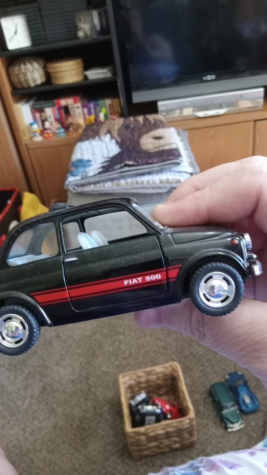 Modelo clásico Fiat 500 escala 1/24 Diecast de Kinsmart - NEGRO Foto 4 de 4