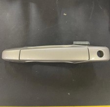 Manija de puerta delantera izquierda exterior para camioneta GM 2007-2014 (plateada) OEM