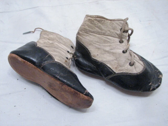 Antiguo par de zapatos de botas de bebé de cuero victoriano con cordones ornamentados Foto 2 de 3