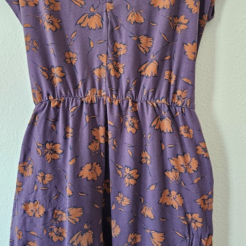 Mono floral morado pequeño Pact | Mezcla de algodón orgánico | Mameluco con lazo en la cintura - Imagen 4 de 17