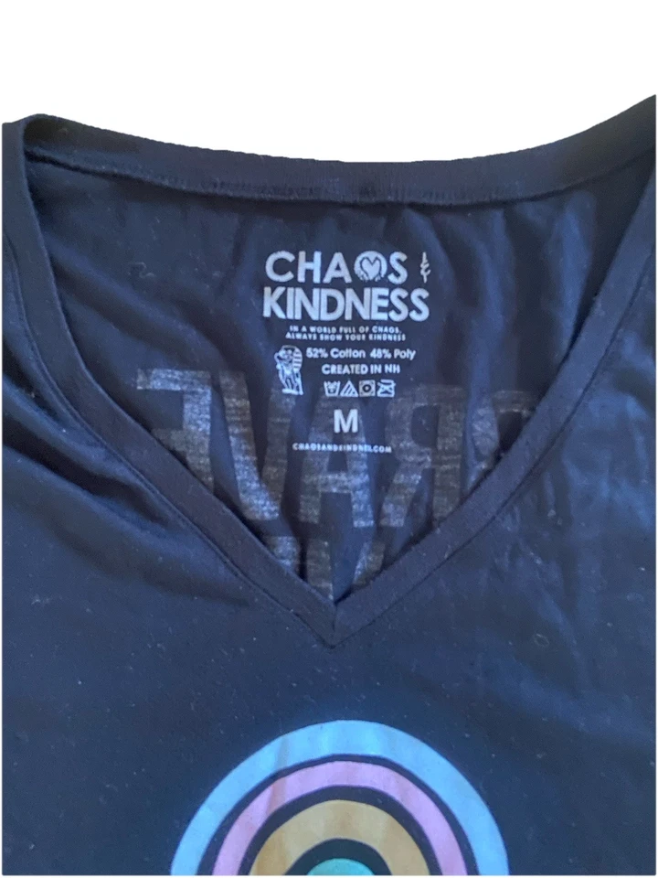 Camiseta para mujer Chaos And Kindness Courage cuello en V mediana negra inspiradora Foto 2 de 4