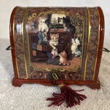 Ardleigh Elliott Cozy Commons "Cat Tales" Porcelain Music Box 2002