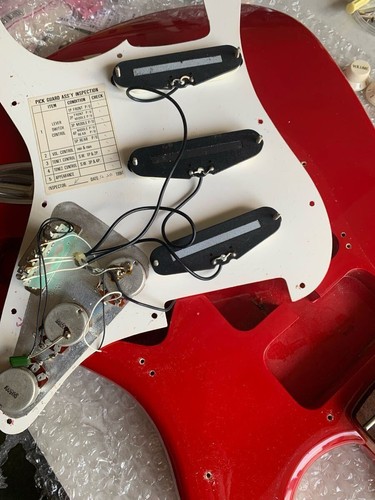 Pastillas mexicanas Squier de Fender modificadas/Fender un estrato rojo brillante que coincide - Imagen 9 de 10