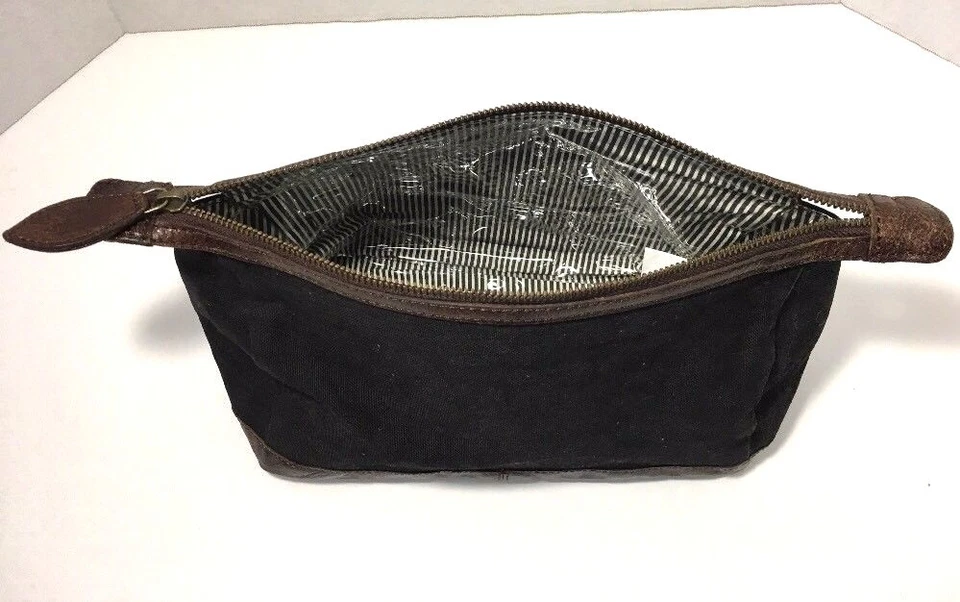 Estuche para artículos de tocador de lona reciclada Pottery Barn Union negro marrón con adornos de cuero Foto 4 de 4