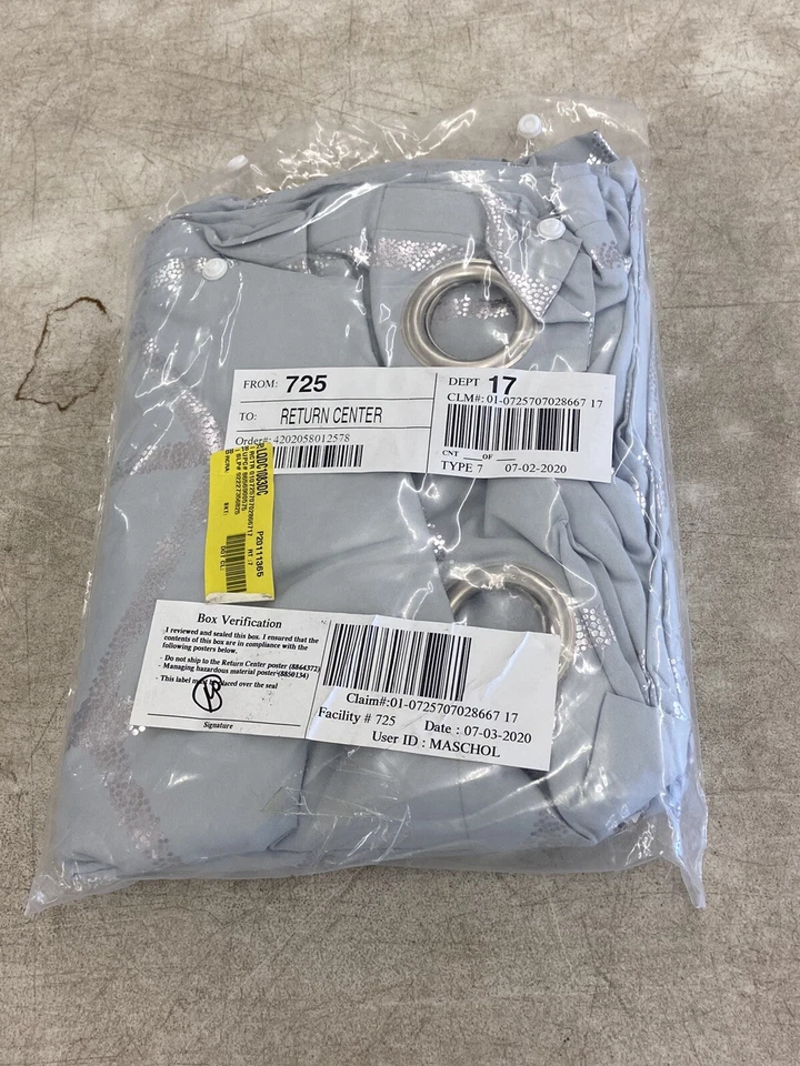 Panel de ventana de lujo gris geométrico metálico plateado BLACKOUT - 50x84" Foto 3 de 4