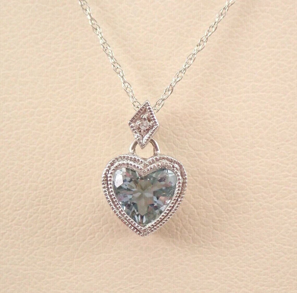 Colgante corazón aguamarina simulada corte corazón para mujer enchapado en oro blanco de 14 k Foto 3 de 4