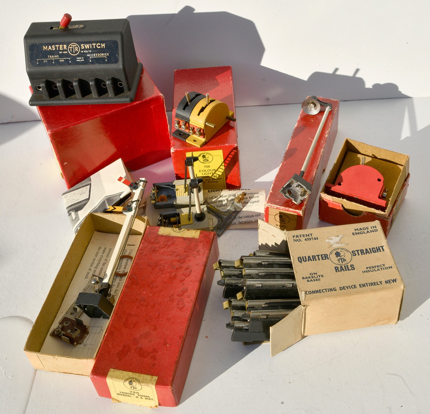 TRIX TWIN SELECTION OF BOXED ACESSORIES INCLUDING SIGNALS, MASTER SWITCH, LAMP
