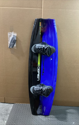 O'Brien System 2250202 Wakeboard w/ Clutch Boots ( Open Box / Chipped )