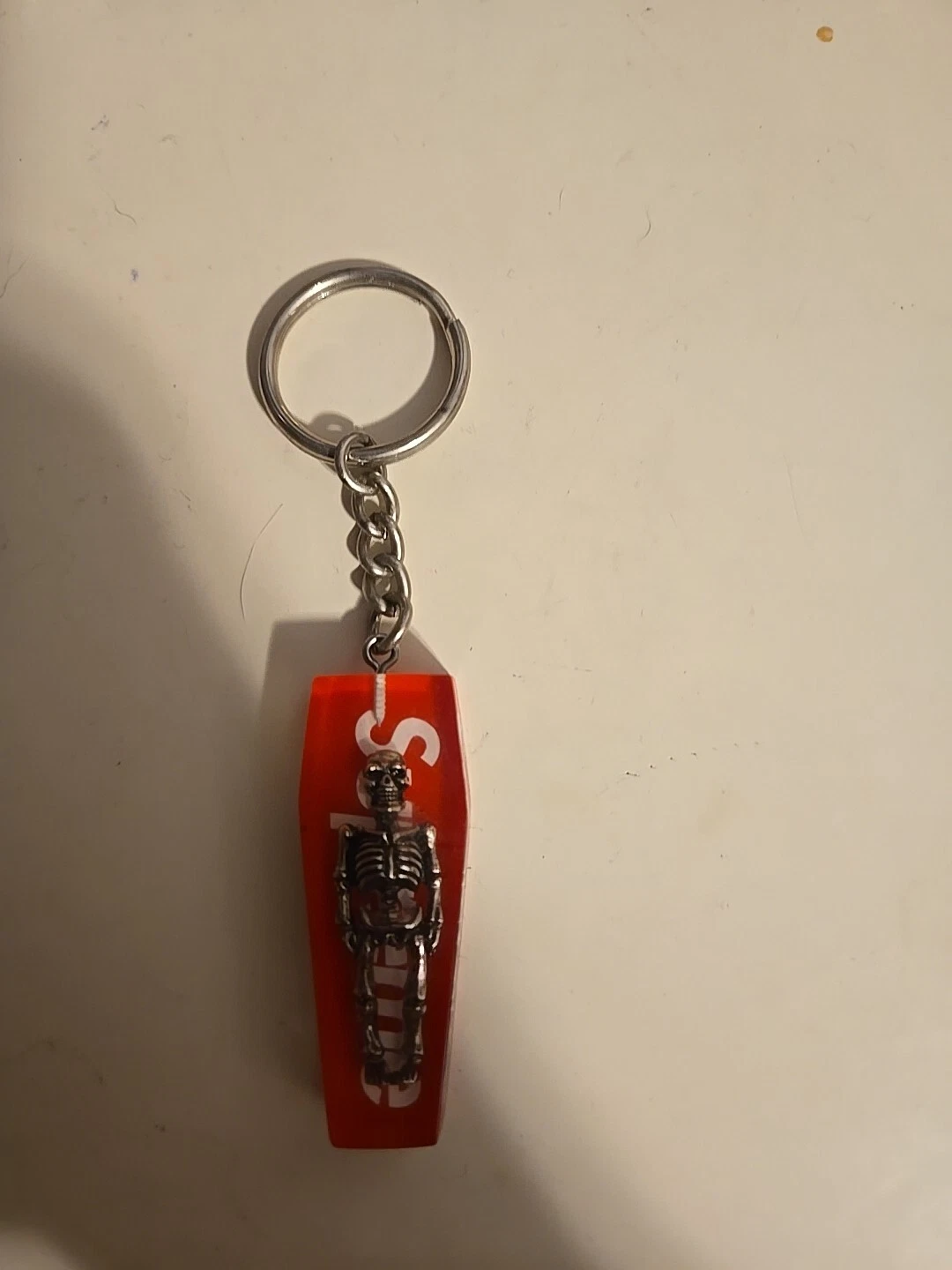 Porte clés Supreme Squelette Rouge SS20 Cercueil Accessoire Neuf 