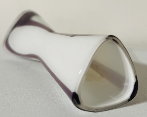 Vintage White & Purple Cased Triangular Glass Vase - Bild 4 von 5