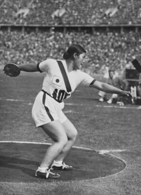 Japanese athlete Fumi Kojima competes women's discus throw 1936 Su Old Photo