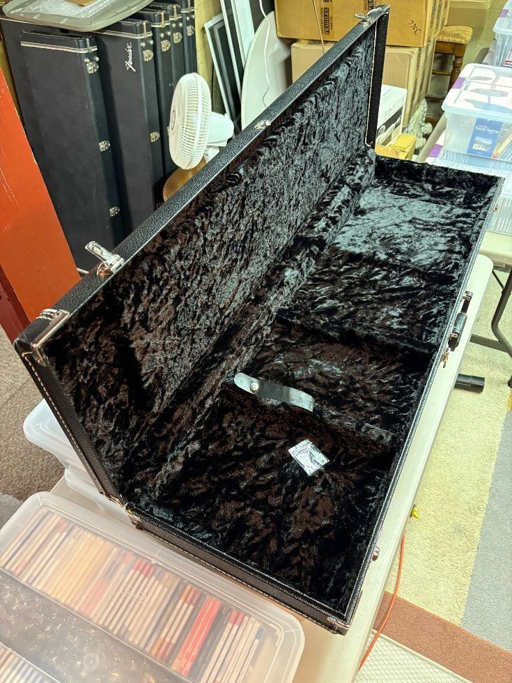 FENDER MUSTANG BASS HS CASE w / KEYS-POODLE PLUSH INTERIOR-MUSICMASTER / BRONCO