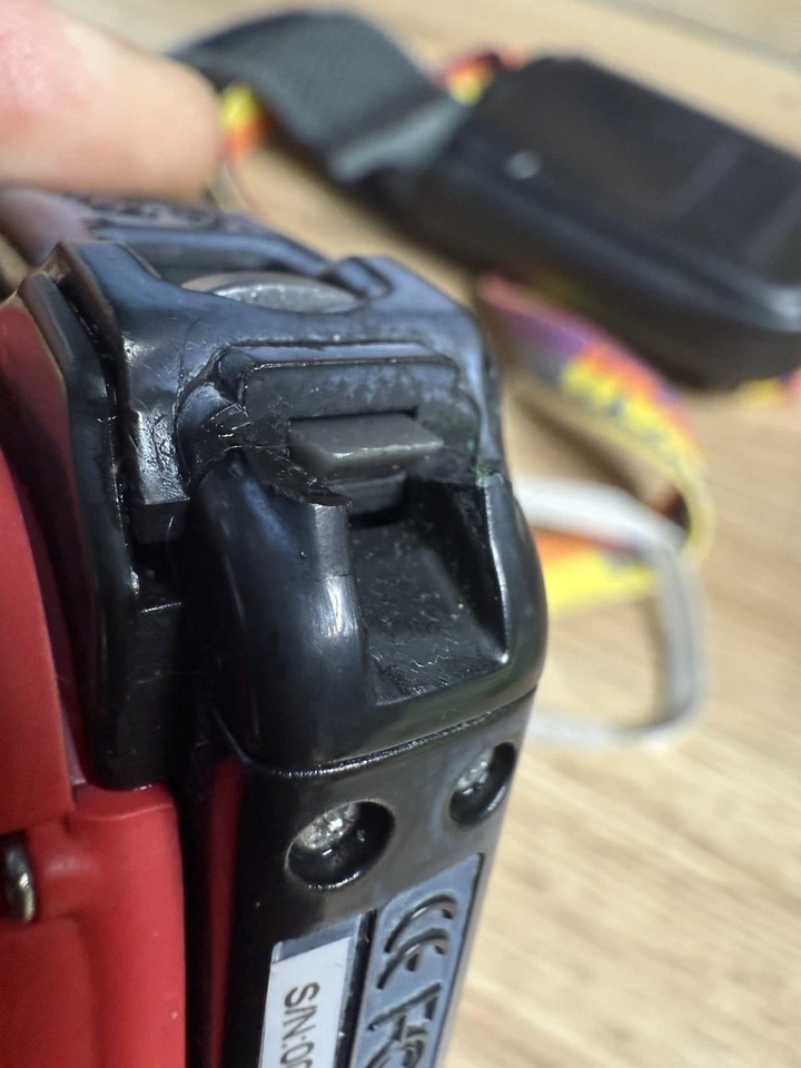 Cámara digital Coleman Xtreme impermeable roja - funciona a través de USB, pestillo roto Foto 3 de 4