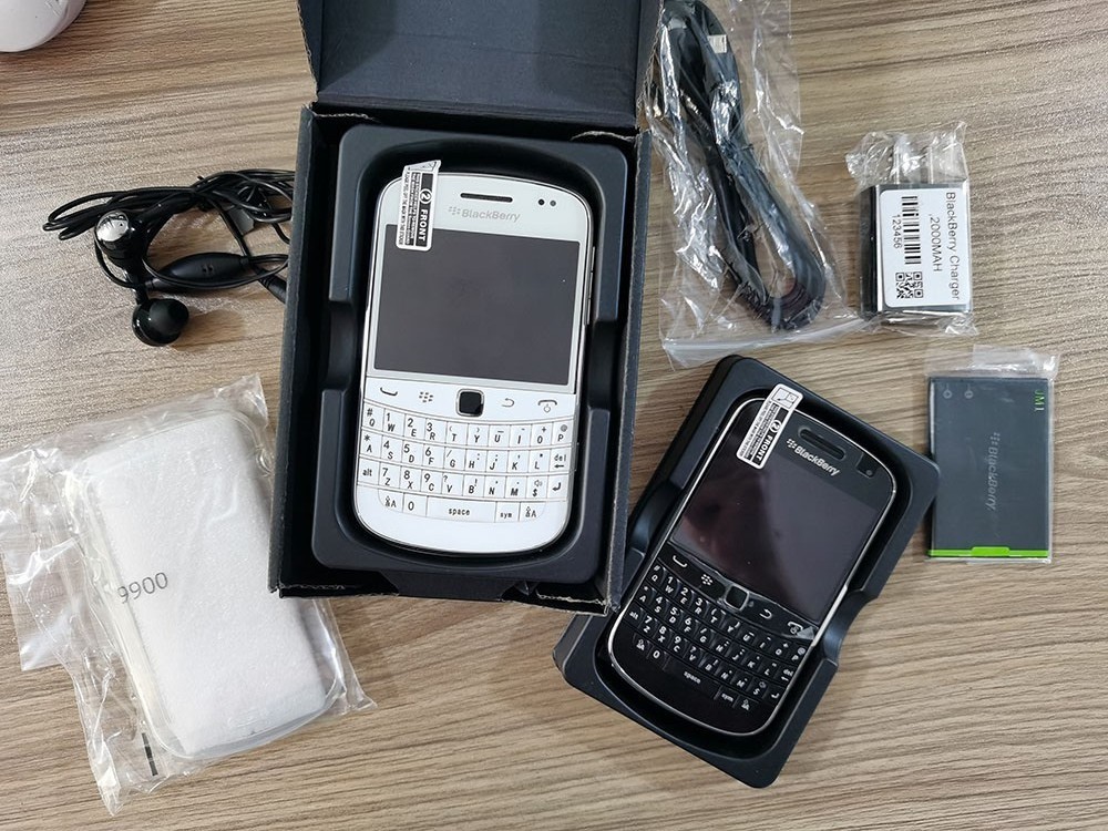 BlackBerry Bold9900、9700三台セット BLACKBERRY 9900 BOLD - 8 GB - Black / White 3G (Unlocked) Free