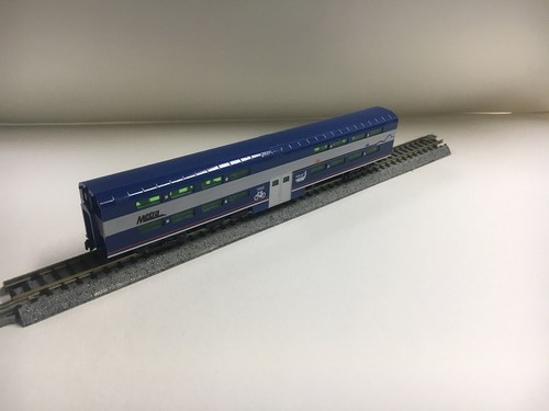 Spur N Kato Metra #7868 Fahrradwagen Pullman Bi-Level Custom | Zustand: New