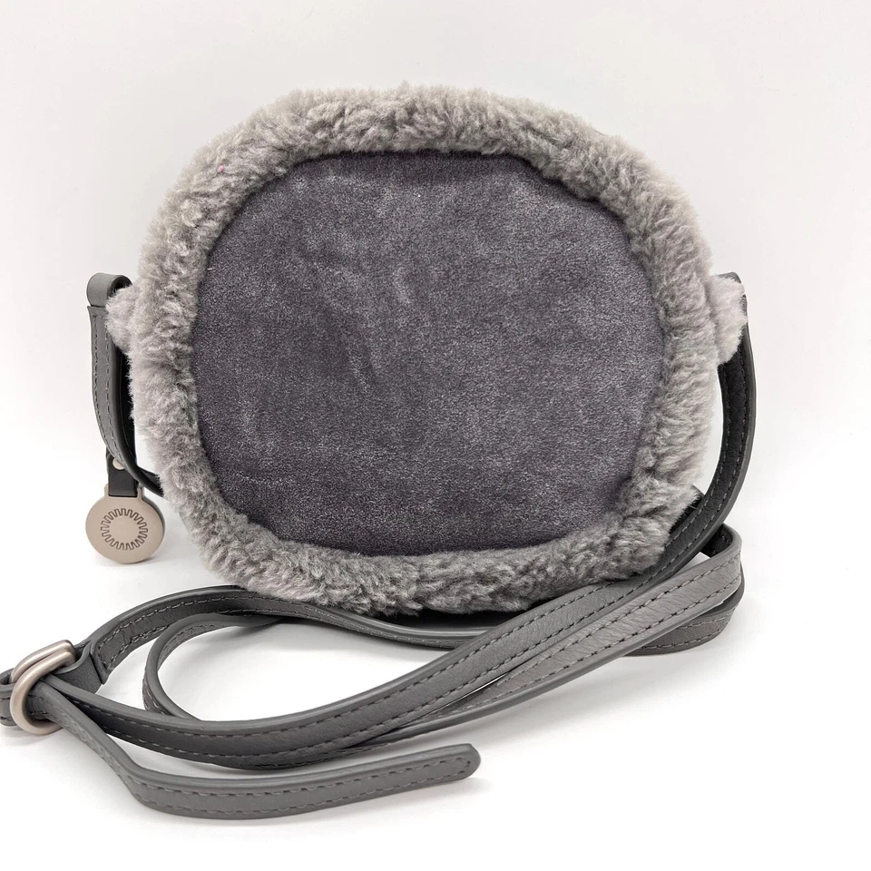 UGG Bailey 蝴蝶结迷你斜挎包女式小号灰色圆形剪绒麂皮绒毛皮 — 第 4/4 张图片