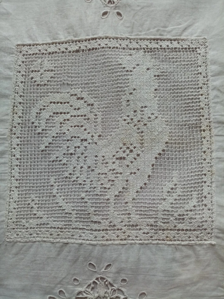 ancienne housse de coussin en linon brodé main et dentelle au filet - Photo 3/4