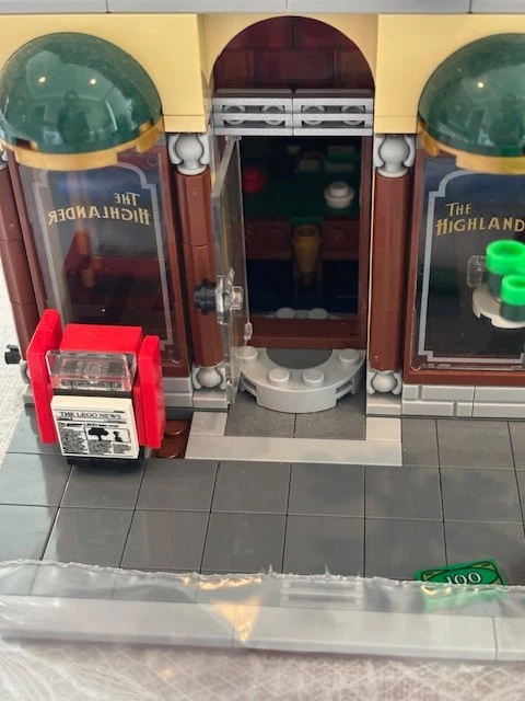 LEGO Creator Expert 10246 Detective's Office – Complete with Manual & Minifig - Image 2 of 4