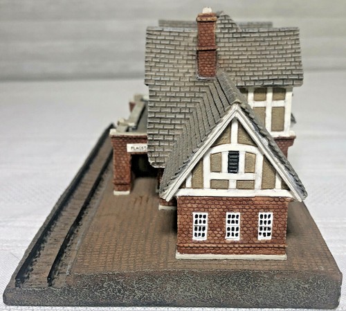 Danbury Mint Railroad Station- Flagstaff - Picture 4 of 7