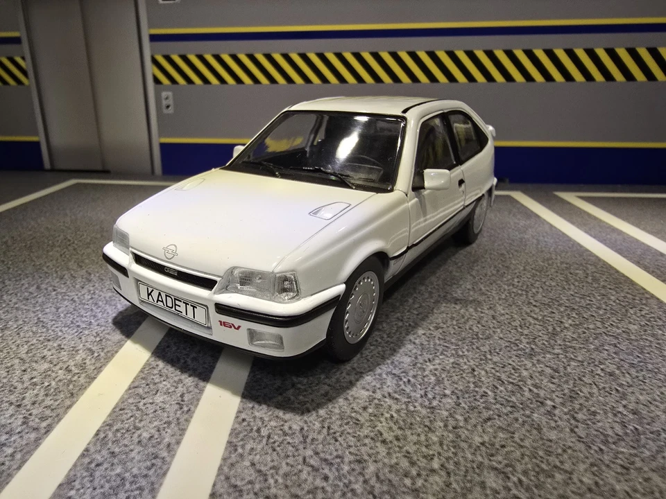 Vauxhall Astra GSi Mk2 1985-93 Opel GTE 1.8 2.0 16v 1:24 Diecast Scale Model - Image 2 of 4