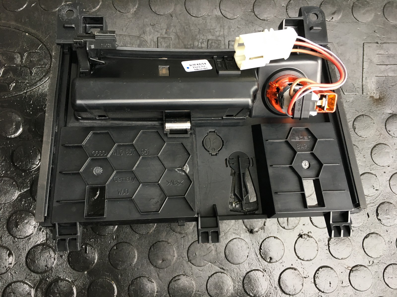 AUDI Q7 200720014 FRONT ASHTRAY WITH CIGARETTE LIGHTER 4L0857951 eBay